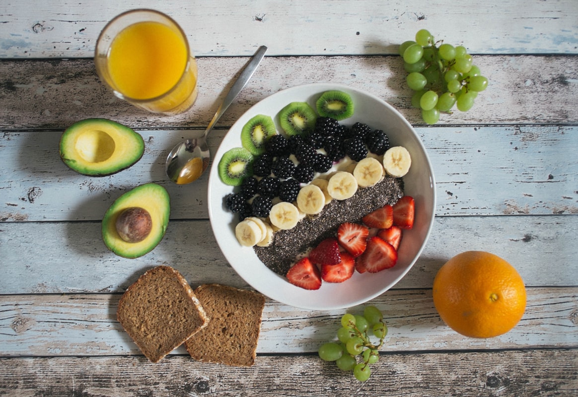 Hälsosam måltid med gröna grönsaker och proteinrik mat
